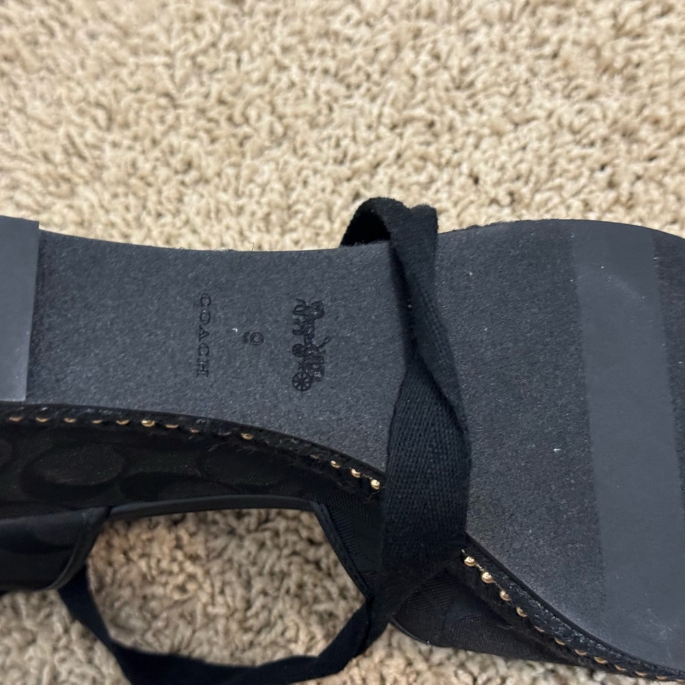 Black with gold accents wedges - Picture 7 of 9